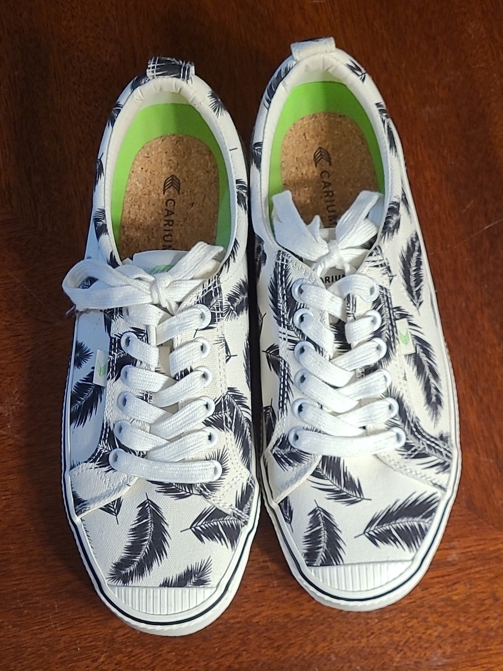Cariuma Oca Women’s Low White Palm-Print Or Feathers Canvas Sneakers Size 9.5